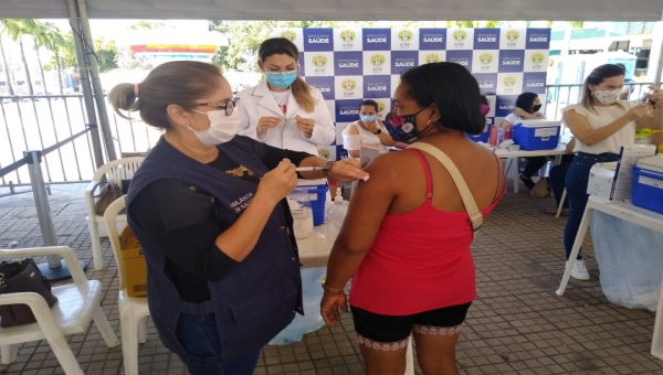 Mais de 2 mil pessoas foram vacinadas até agora no mutirão anticovid na frente do Palácio